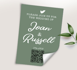 Stapel individuell gestalteter Flyer auf einem Tisch